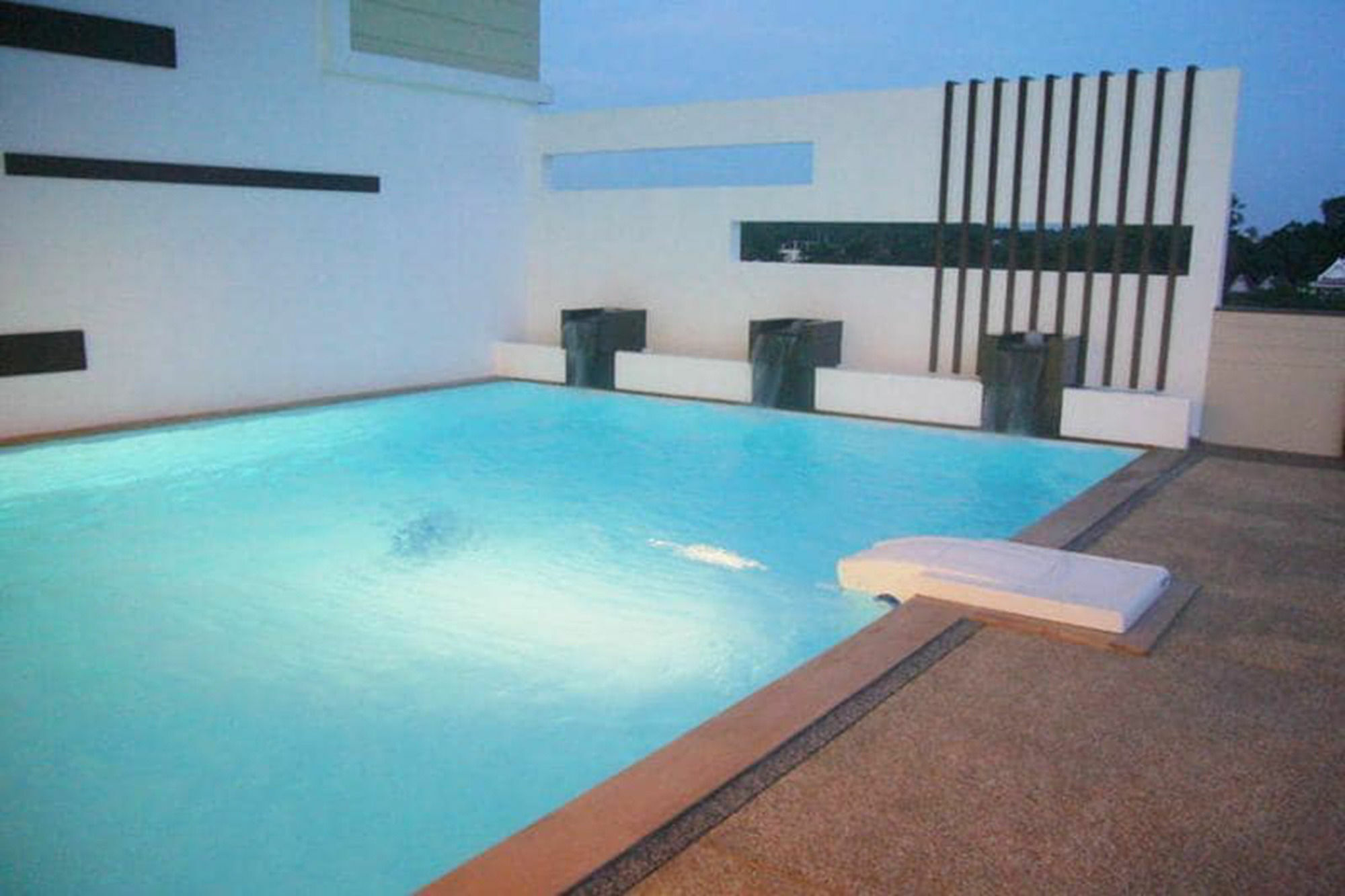 Eak Condoview Chonburi Esterno foto